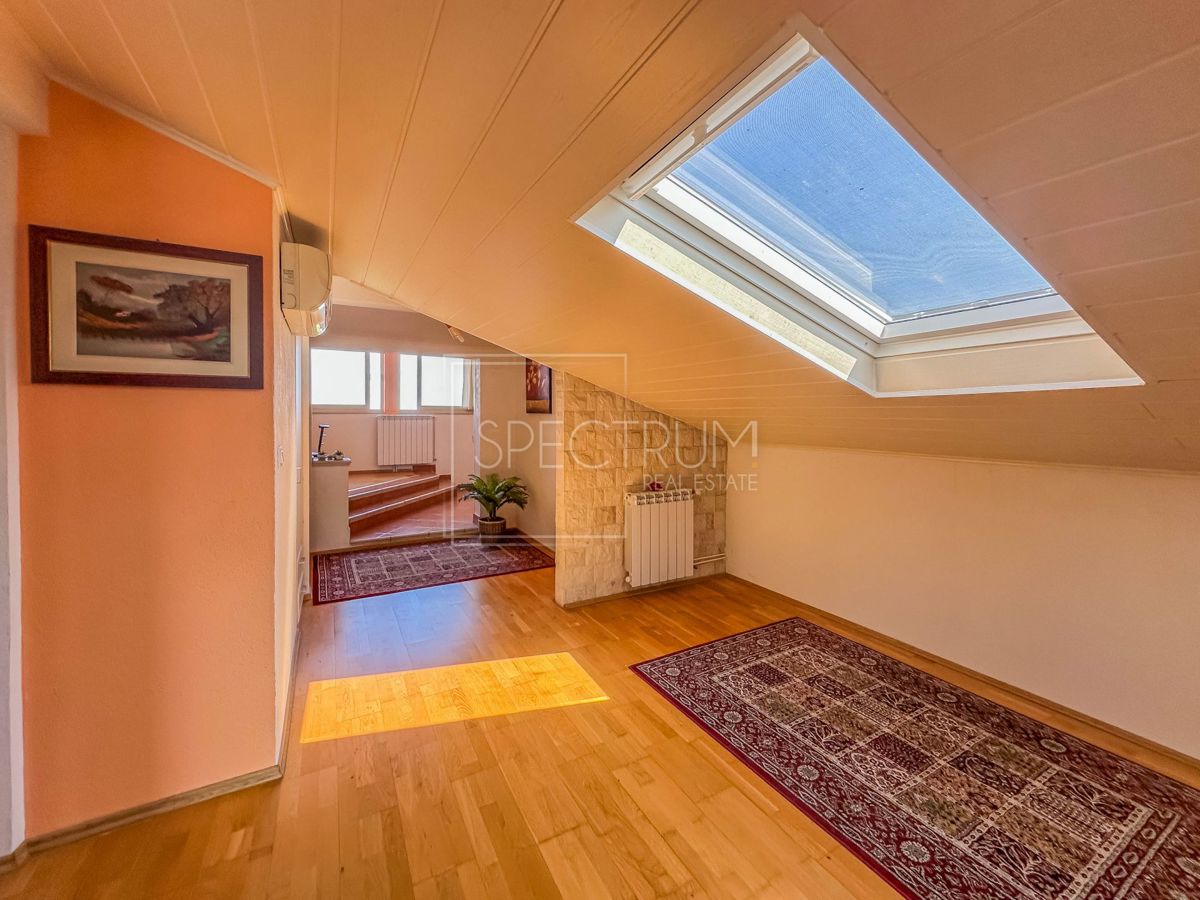 Okolica Buja, kamnita hiša z bazenom in apartmajska hiša