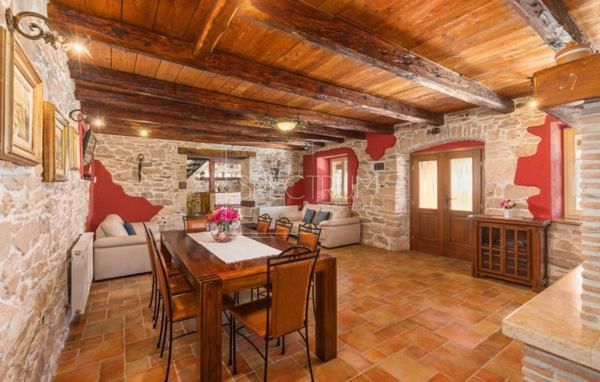 Okolica Buja, kamnita hiša z bazenom in apartmajska hiša