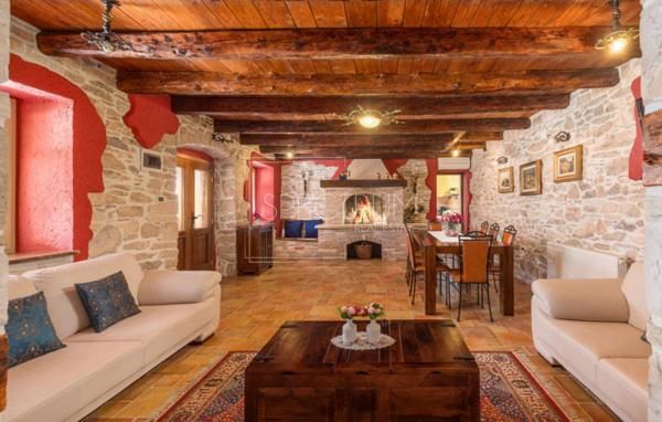 Okolica Buja, kamnita hiša z bazenom in apartmajska hiša