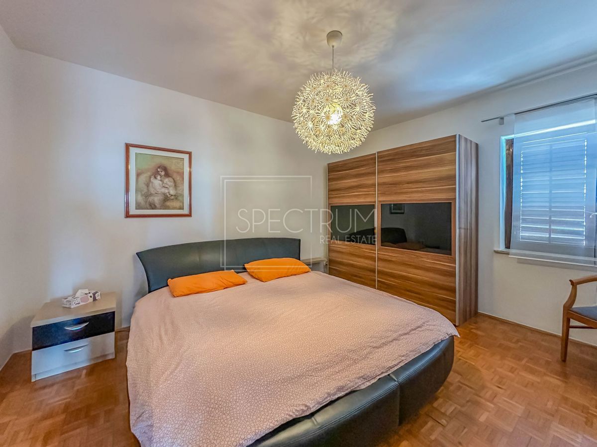 Okolica Buja, kamnita hiša z bazenom in apartmajska hiša