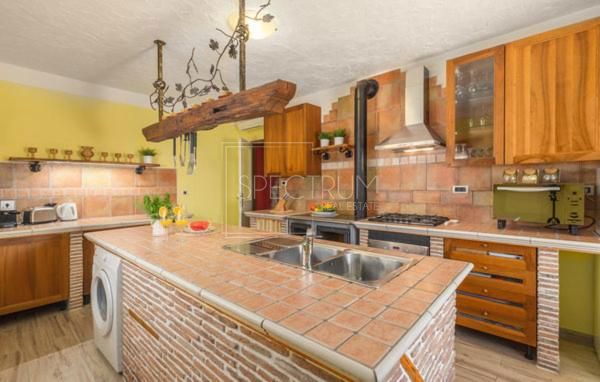 Okolica Buja, kamnita hiša z bazenom in apartmajska hiša