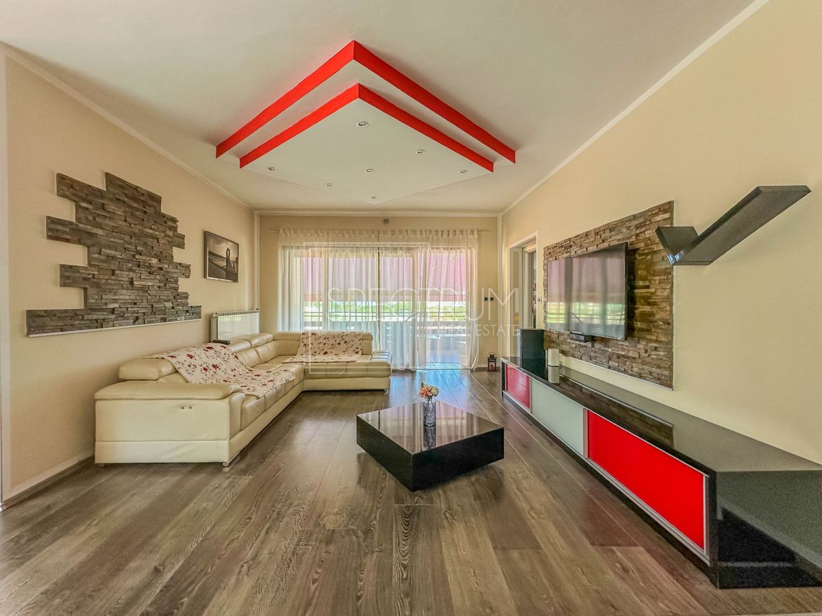 Okolica Buja, kamnita hiša z bazenom in apartmajska hiša