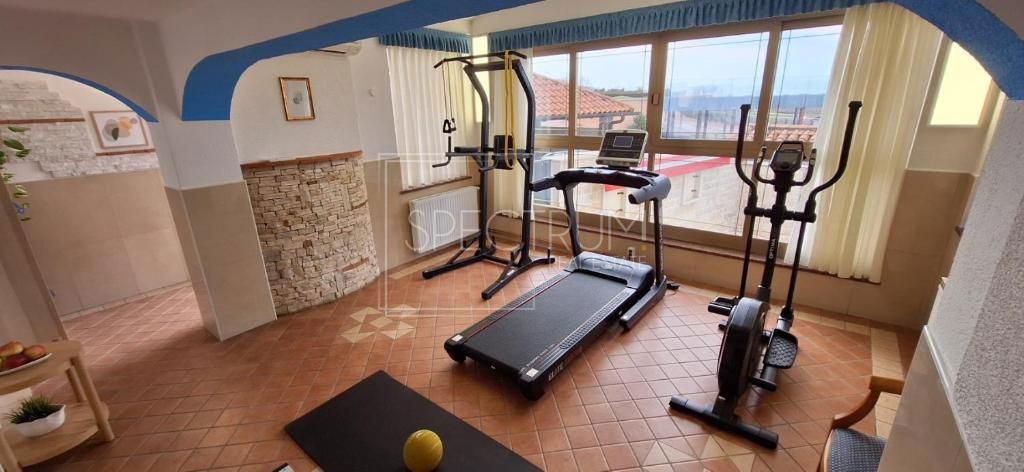 Okolica Buja, kamnita hiša z bazenom in apartmajska hiša