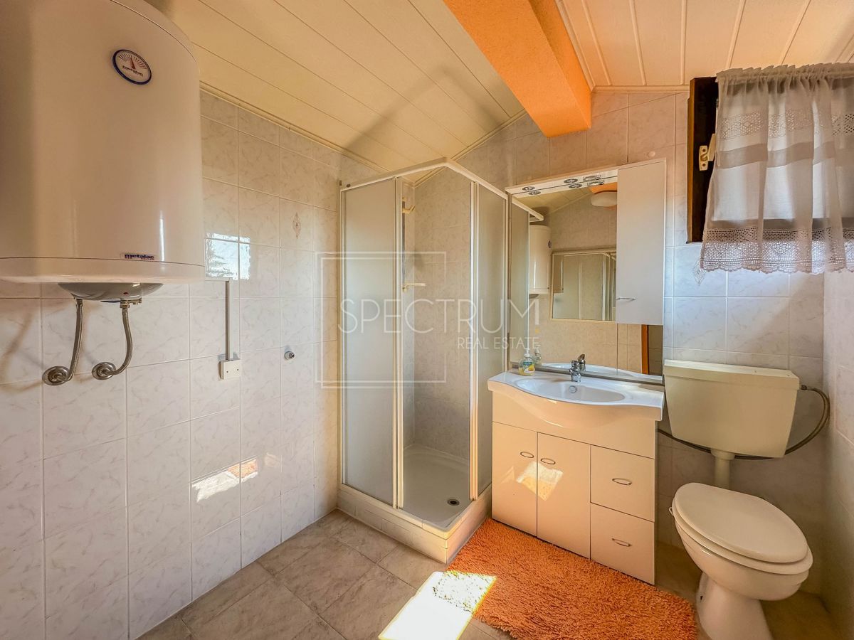 Okolica Buja, kamnita hiša z bazenom in apartmajska hiša