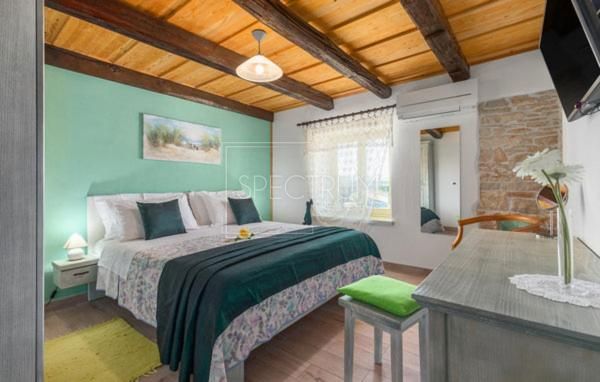 Okolica Buja, kamnita hiša z bazenom in apartmajska hiša
