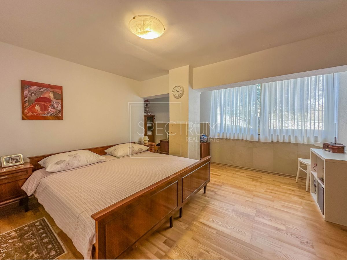 Okolica Buja, kamnita hiša z bazenom in apartmajska hiša