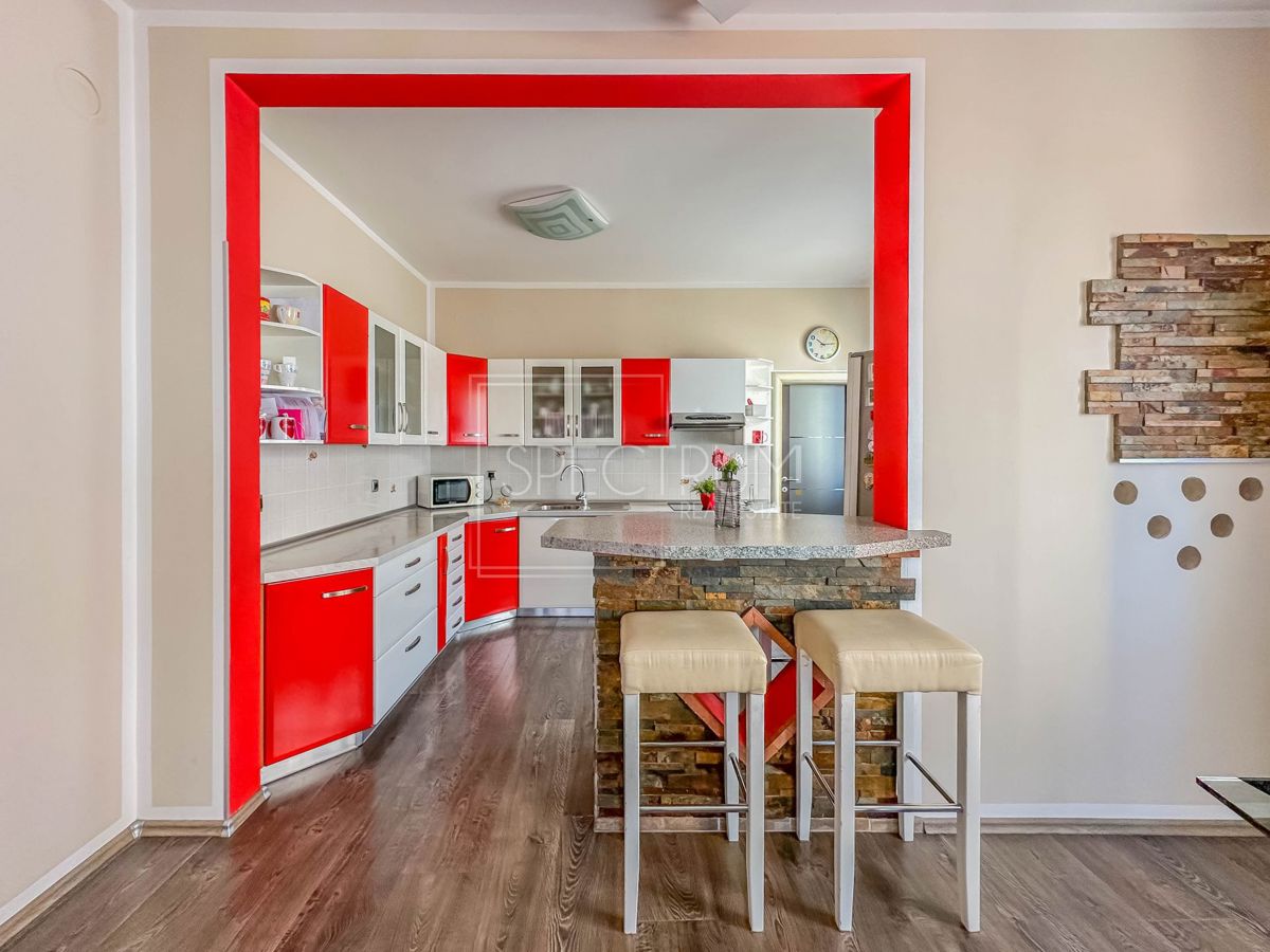 Okolica Buja, kamnita hiša z bazenom in apartmajska hiša