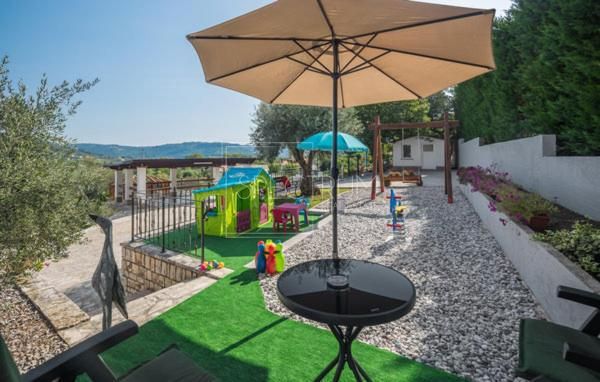 Okolica Buja, kamnita hiša z bazenom in apartmajska hiša
