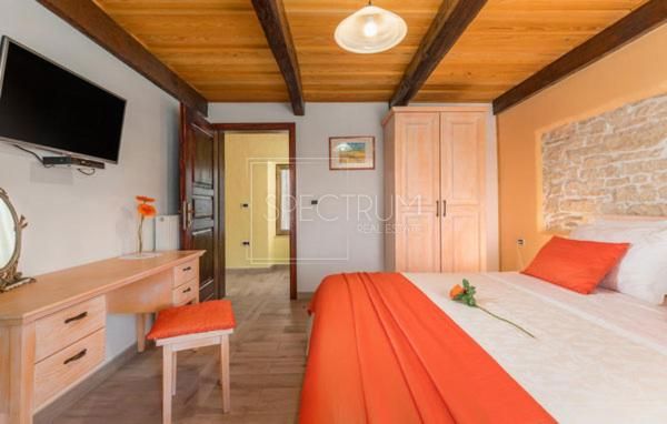 Okolica Buja, kamnita hiša z bazenom in apartmajska hiša