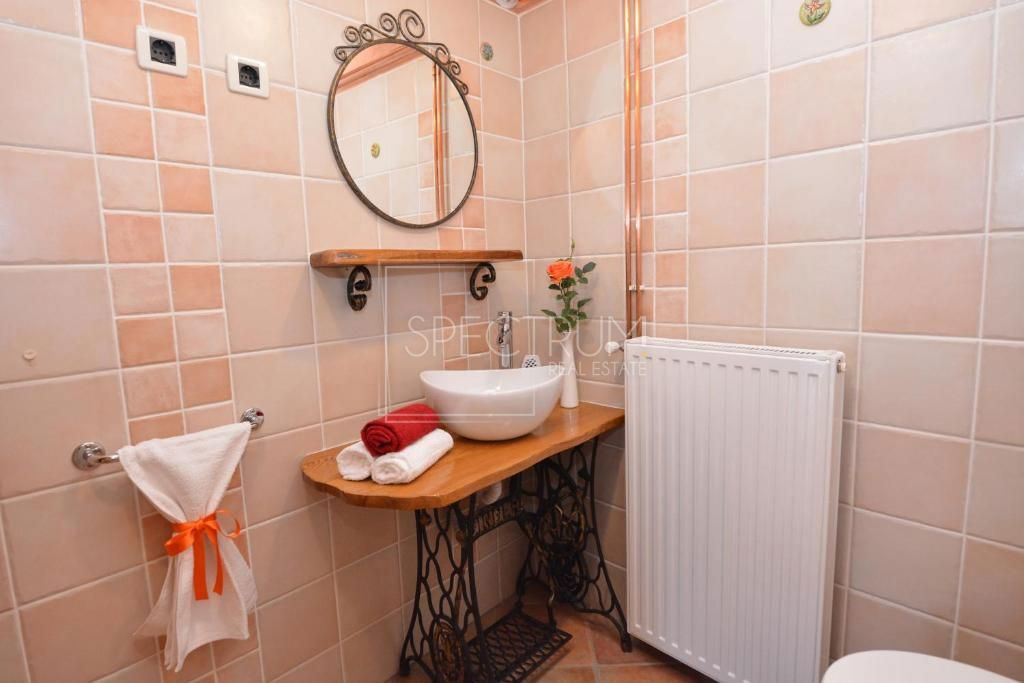 Okolica Buja, kamnita hiša z bazenom in apartmajska hiša