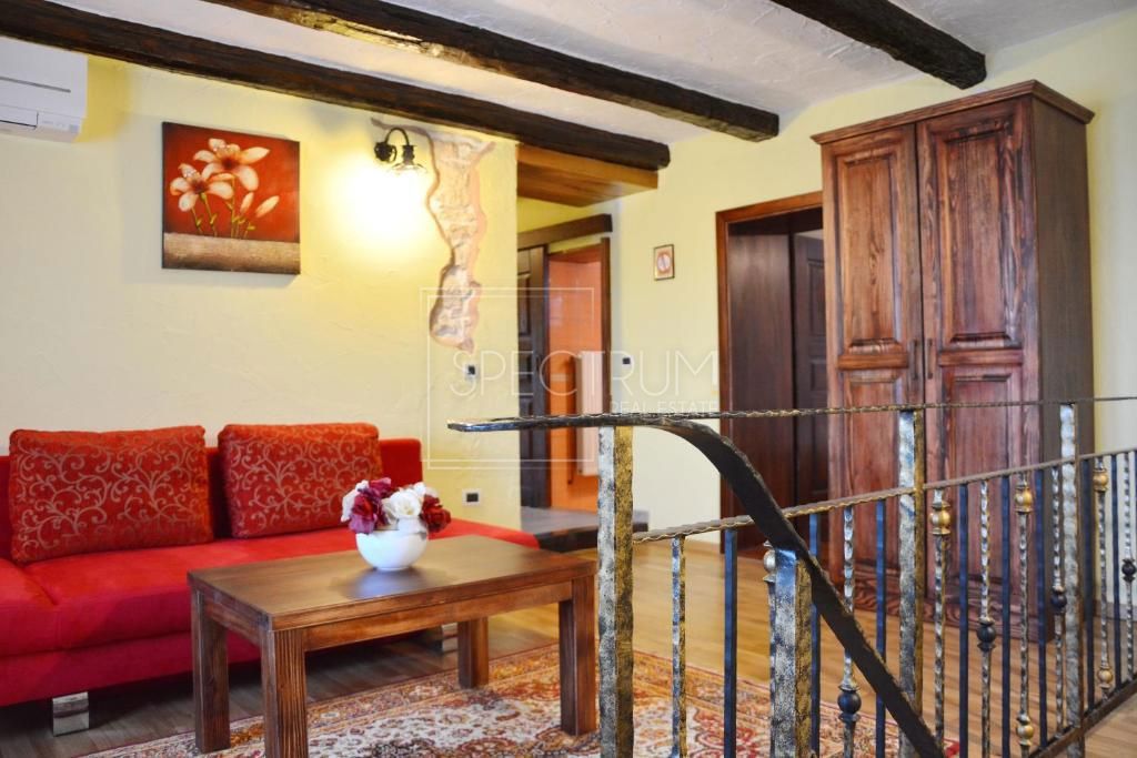 Okolica Buja, kamnita hiša z bazenom in apartmajska hiša