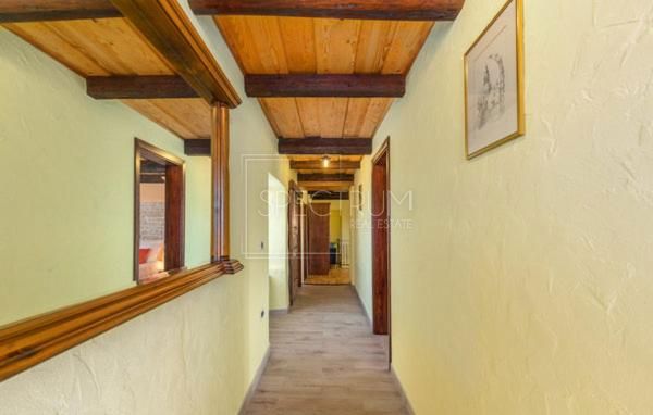 Okolica Buja, kamnita hiša z bazenom in apartmajska hiša