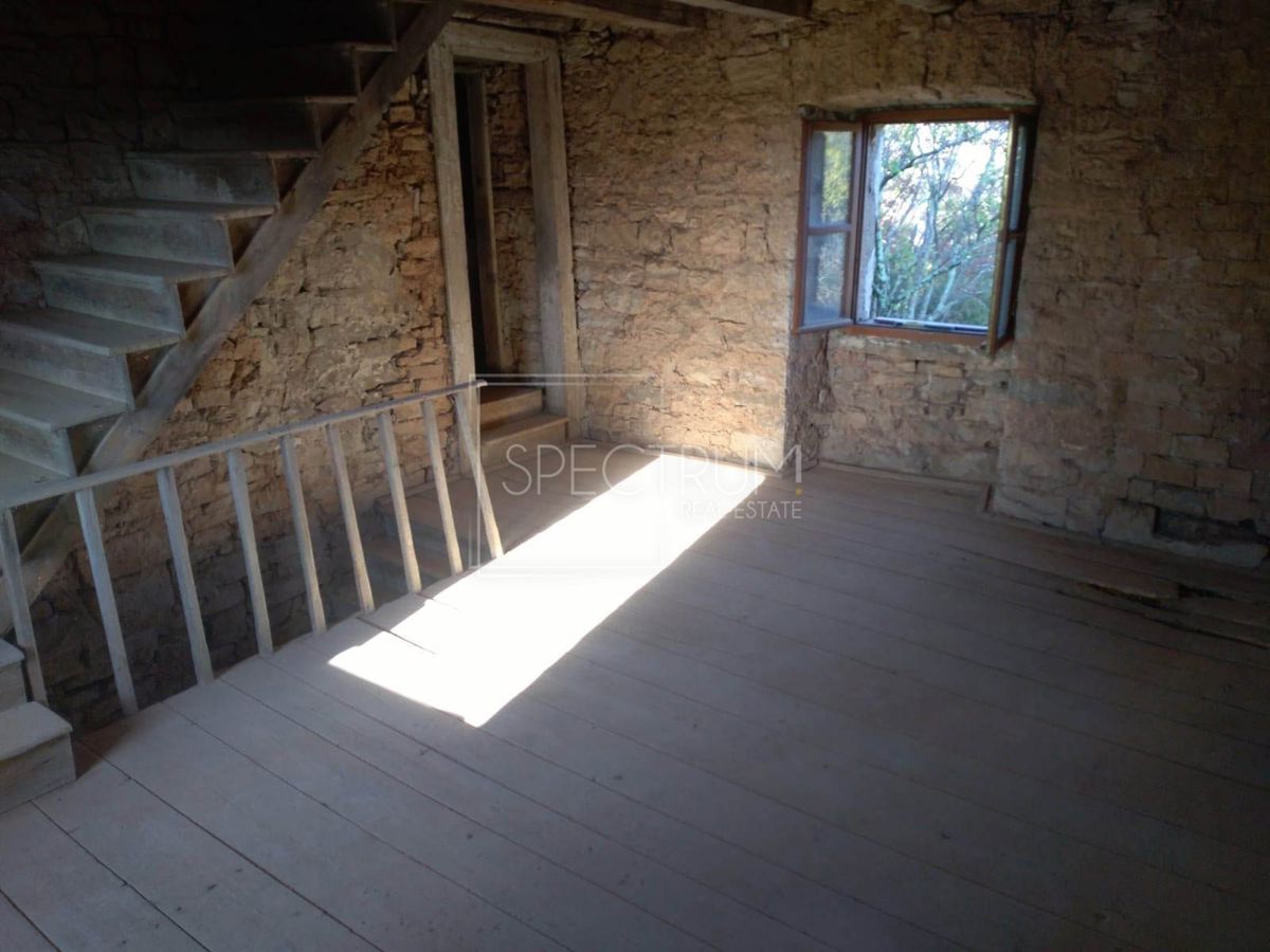 Okolica Buja, kamnita hiša z razgledom na mirni lokaciji