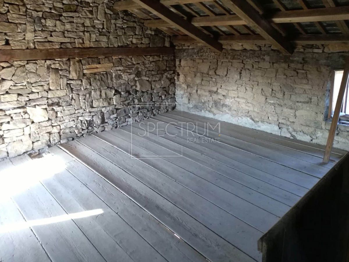 Okolica Buja, kamnita hiša z razgledom na mirni lokaciji