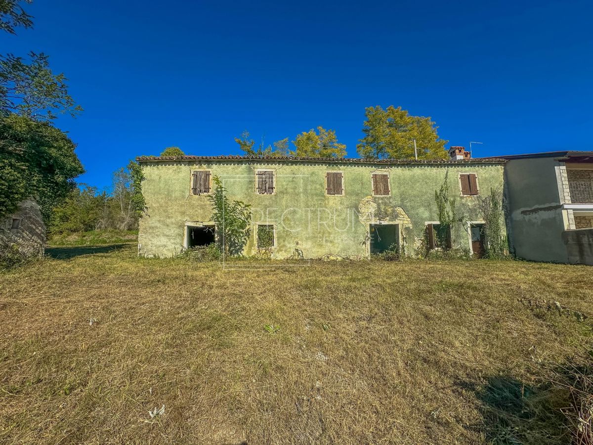 Okolica Grožnjana, kamnita hiša z veliko parcelo