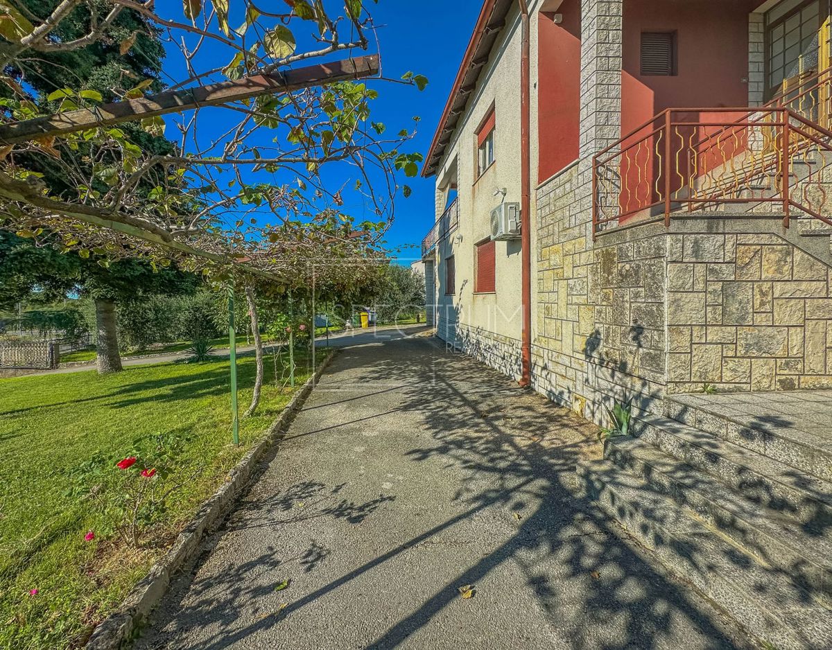 Okolica Buja, samostojna hiša z velikim dvoriščem