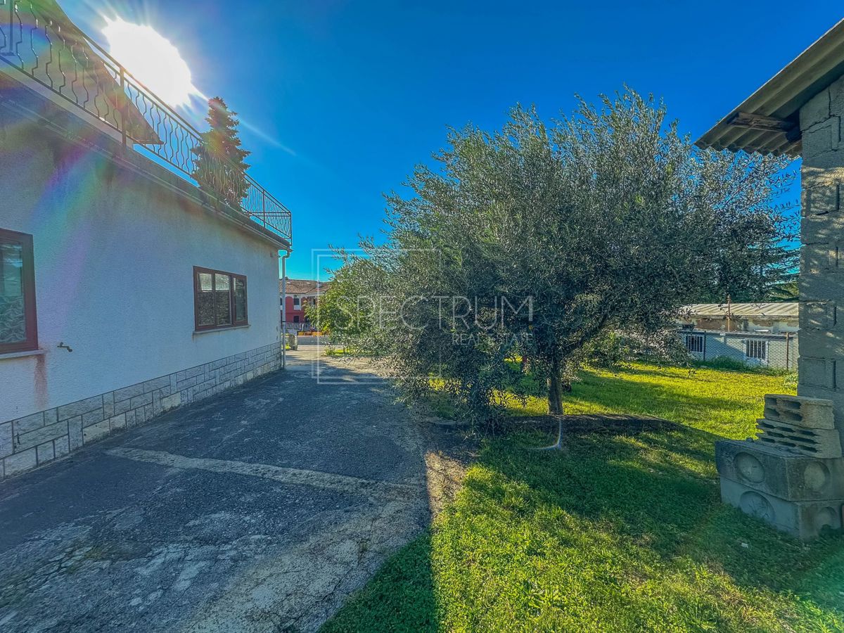 Okolica Buja, samostojna hiša z velikim dvoriščem