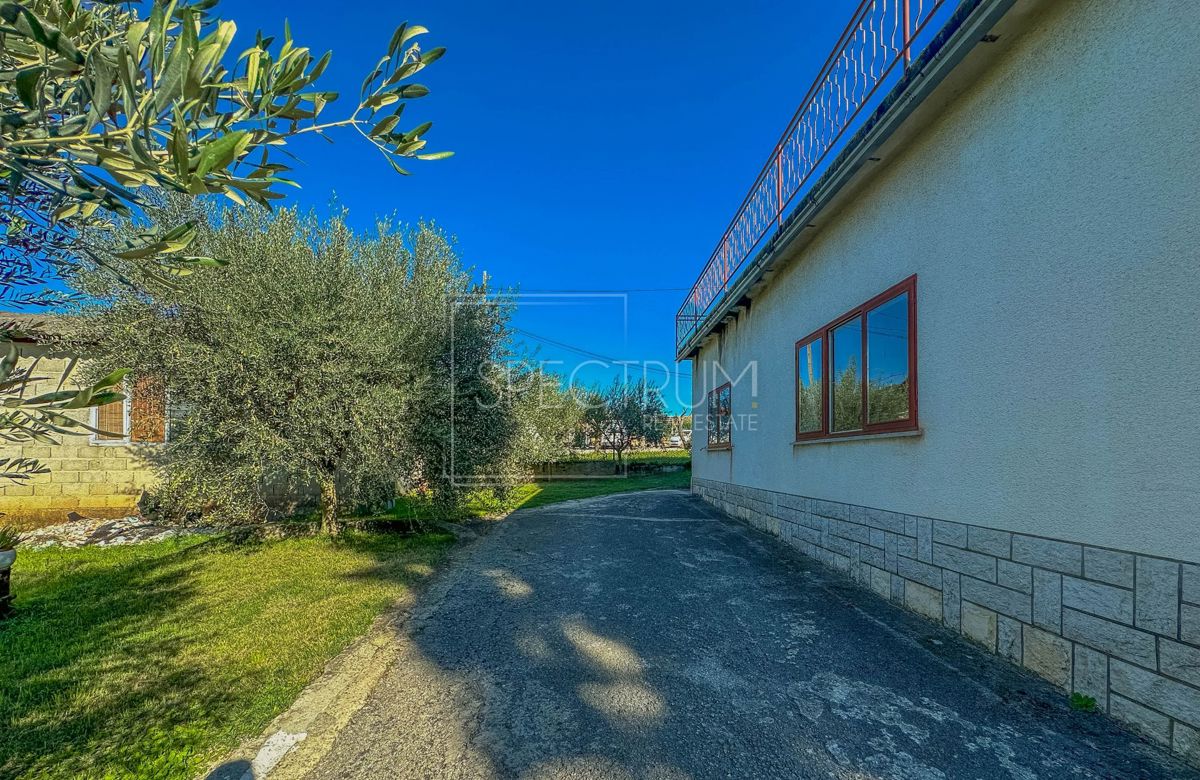 Okolica Buja, samostojna hiša z velikim dvoriščem