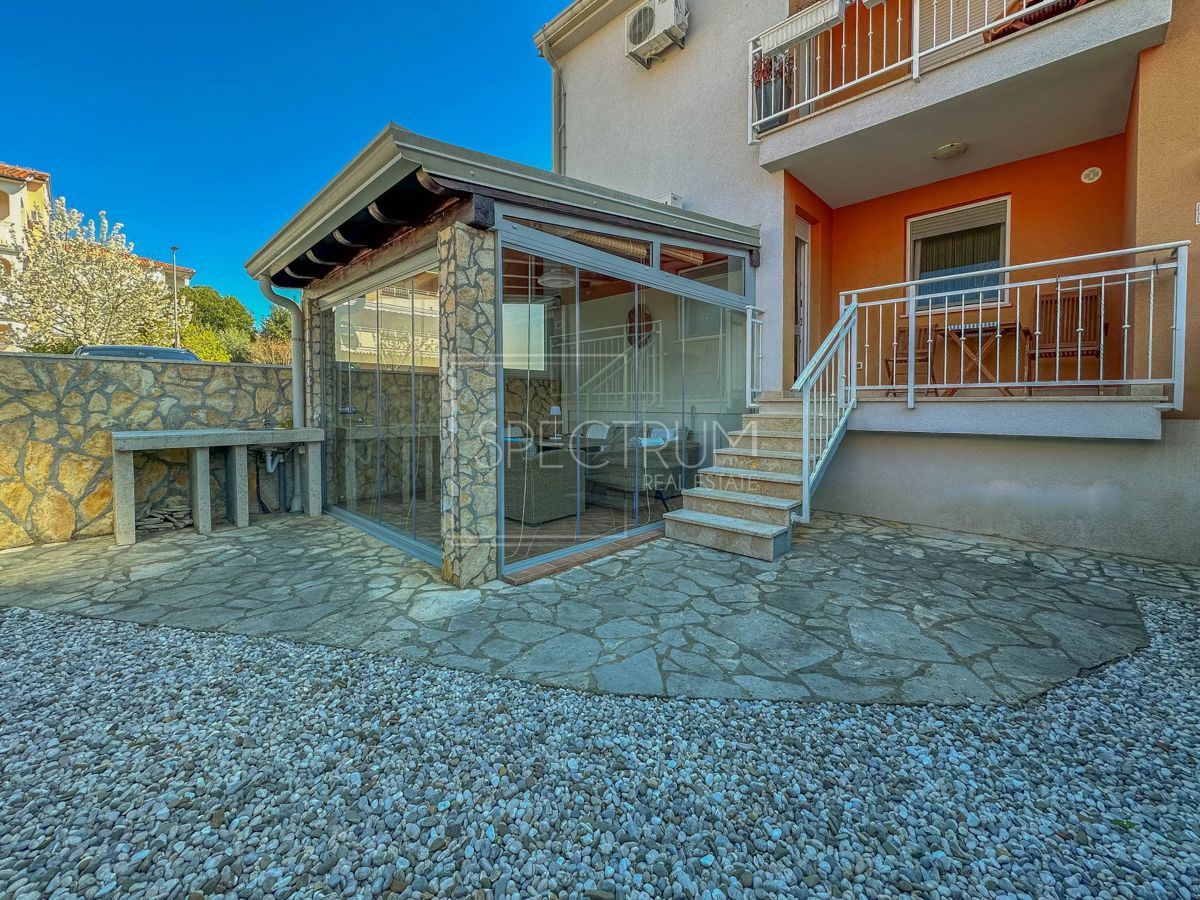 Novigrad, stanovanje v pritličju z dvoriščem na iskani lokaciji