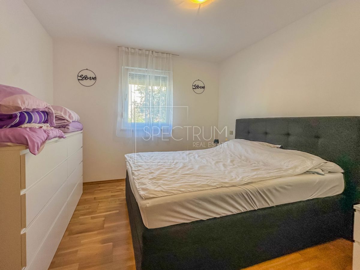 Novigrad, stanovanje v pritličju z dvoriščem na iskani lokaciji