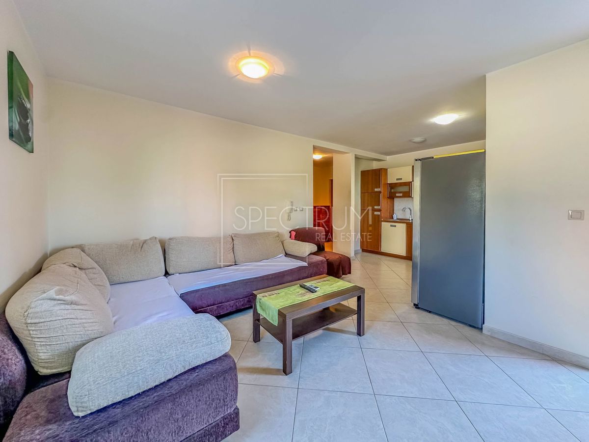 Novigrad, stanovanje v pritličju z dvoriščem na iskani lokaciji