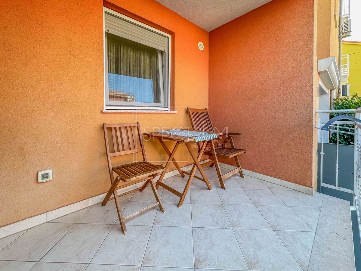 Novigrad, stanovanje v pritličju z dvoriščem na iskani lokaciji