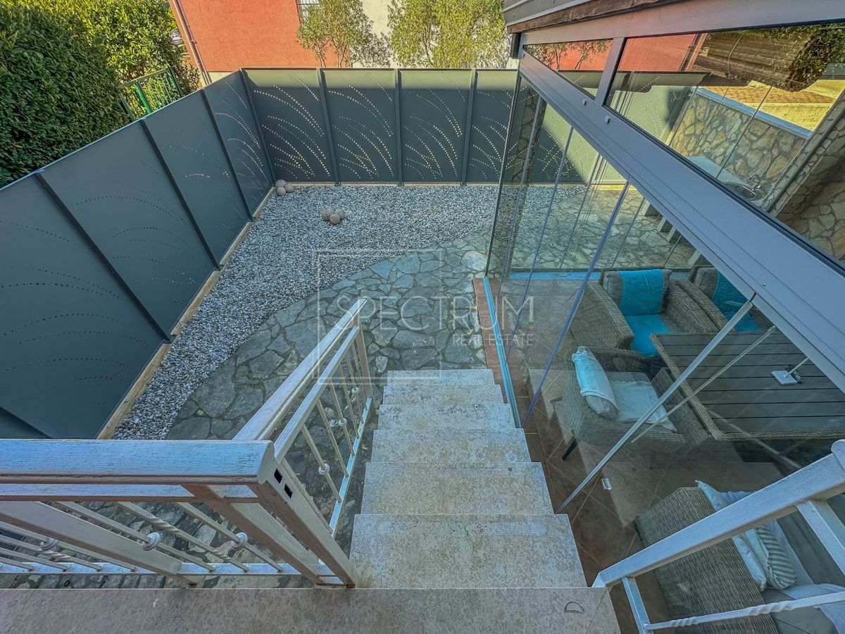 Novigrad, stanovanje v pritličju z dvoriščem na iskani lokaciji