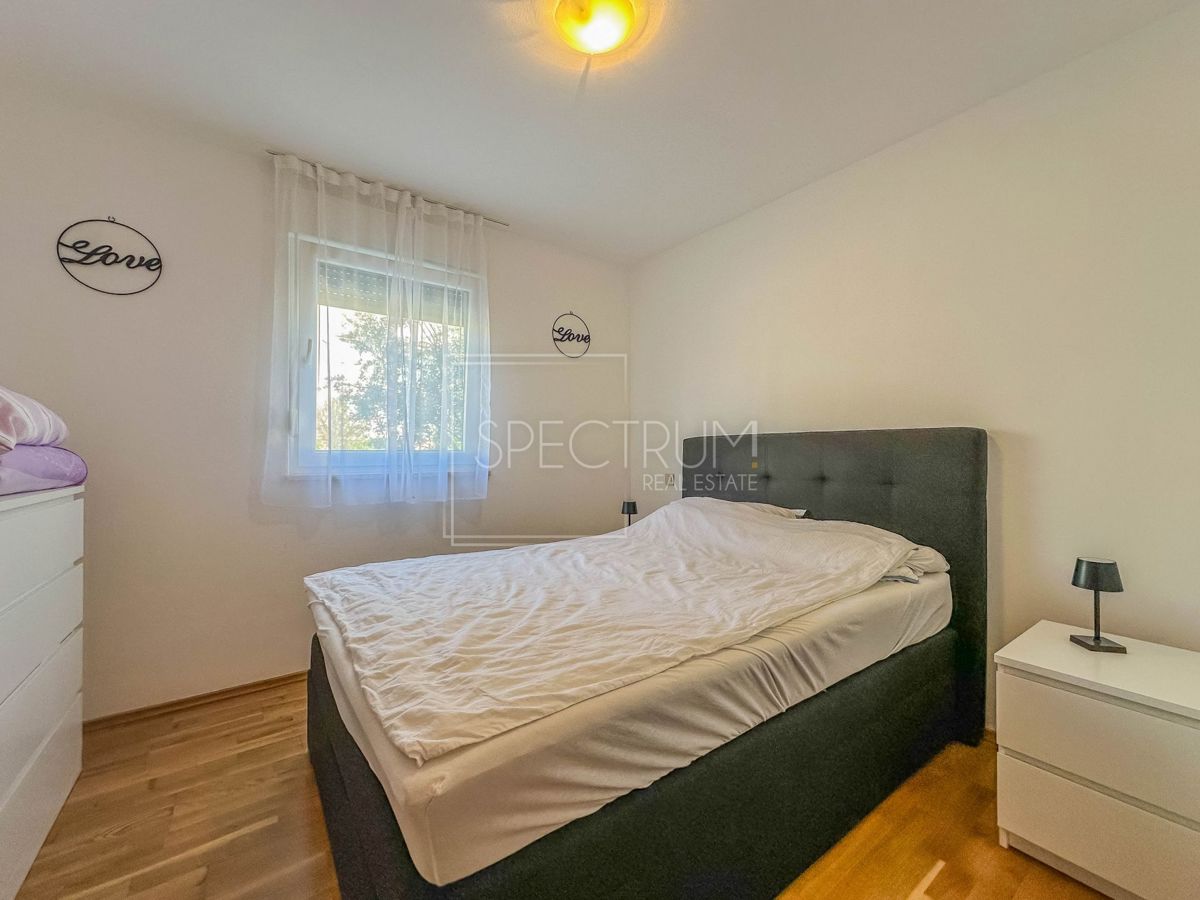 Novigrad, stanovanje v pritličju z dvoriščem na iskani lokaciji