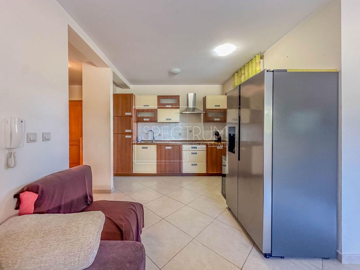 Novigrad, stanovanje v pritličju z dvoriščem na iskani lokaciji