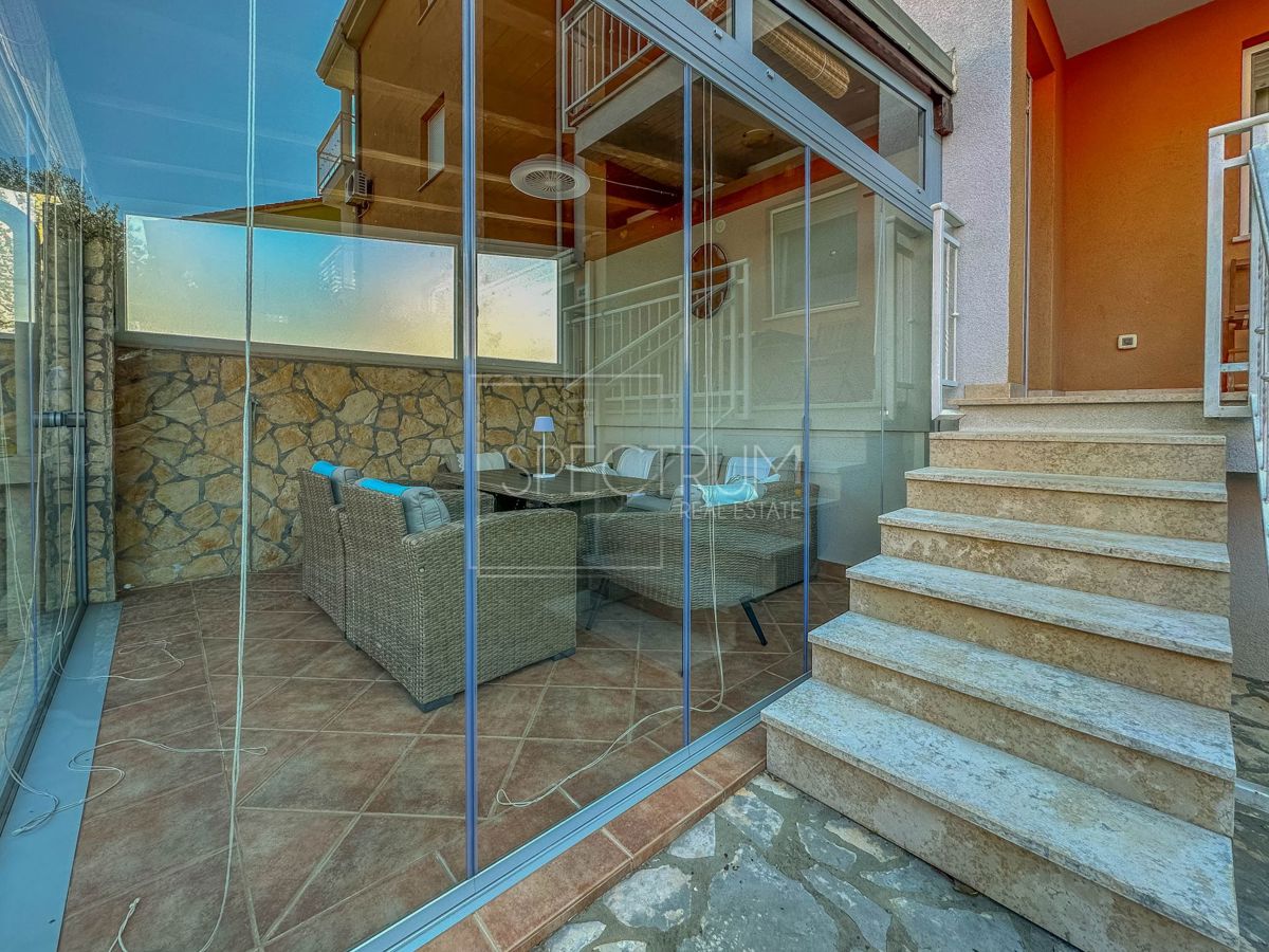 Novigrad, stanovanje v pritličju z dvoriščem na iskani lokaciji