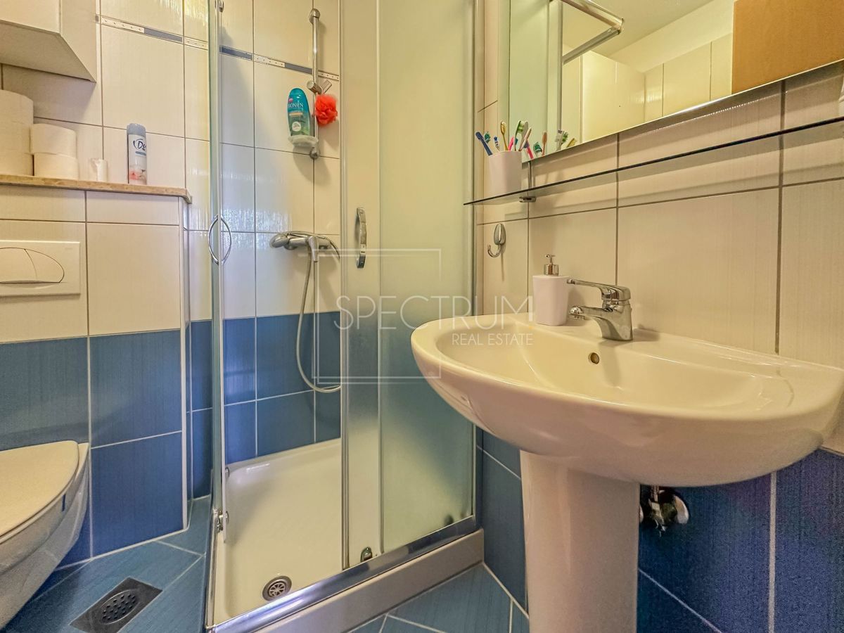 Novigrad, stanovanje v pritličju z dvoriščem na iskani lokaciji