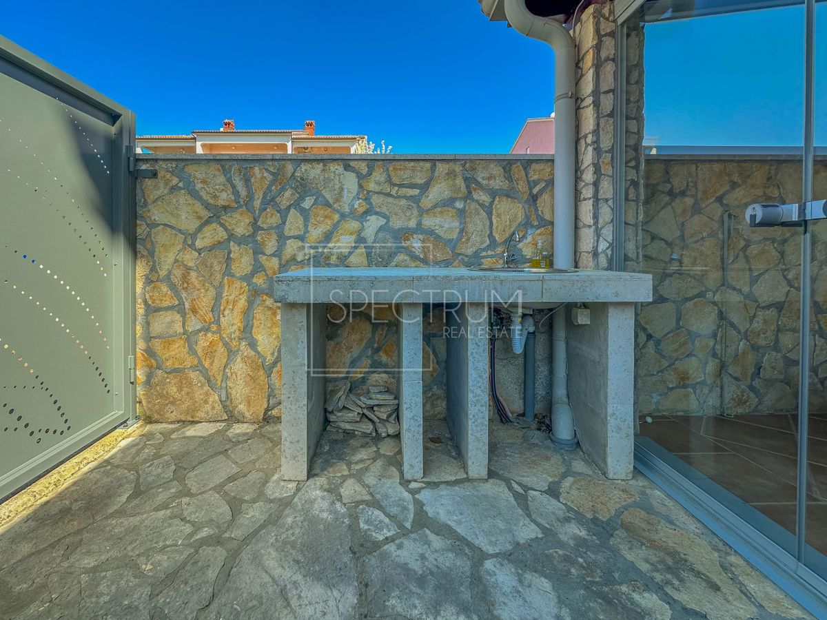 Novigrad, stanovanje v pritličju z dvoriščem na iskani lokaciji