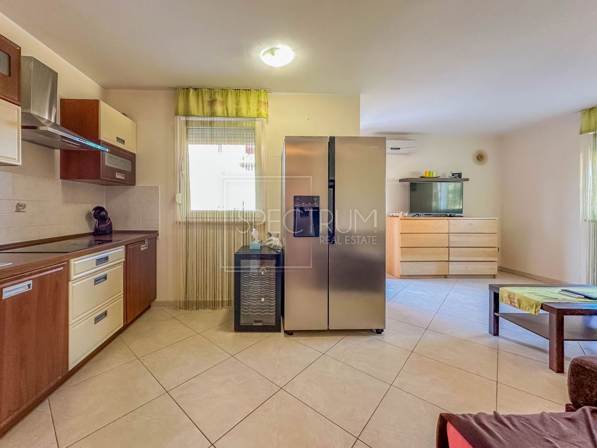 Novigrad, stanovanje v pritličju z dvoriščem na iskani lokaciji