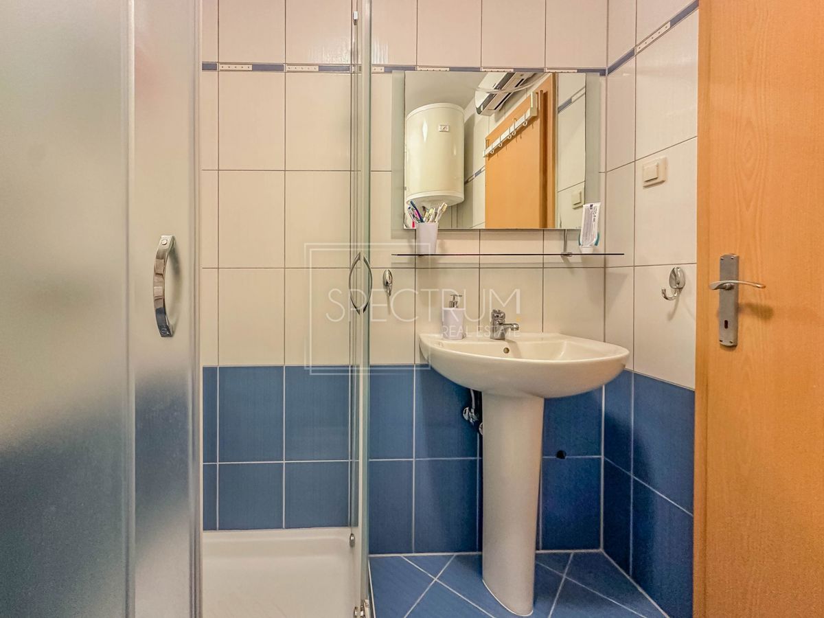 Novigrad, stanovanje v pritličju z dvoriščem na iskani lokaciji