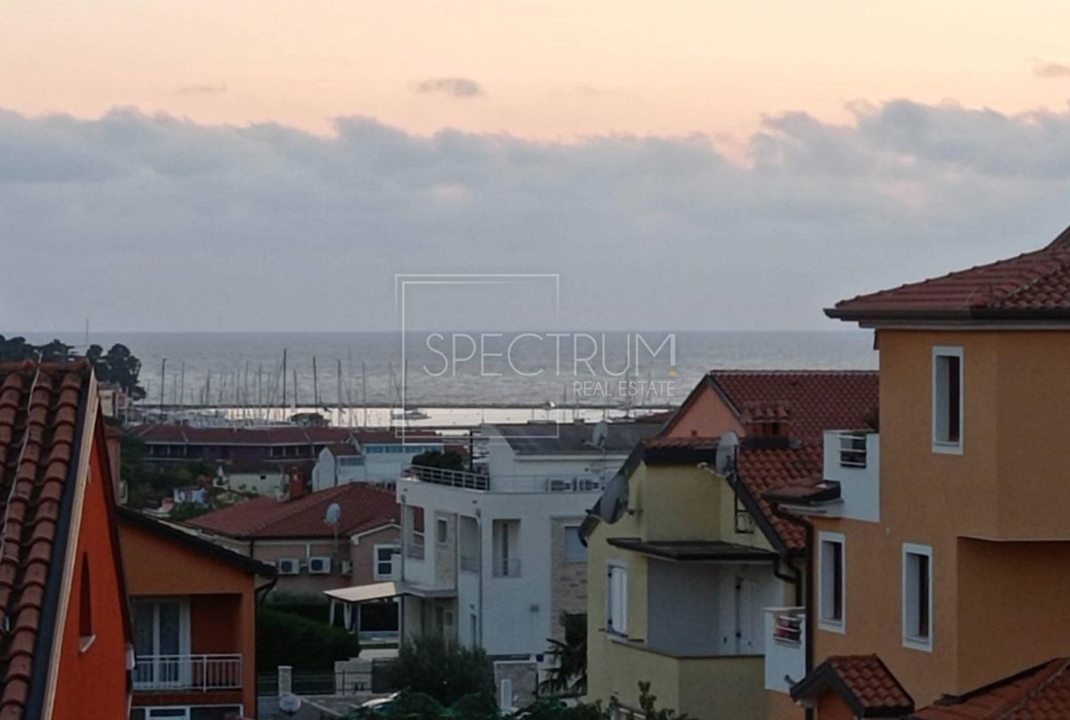 Novigrad, stanovanje s pogledom na morje v stavbi z dvigalom