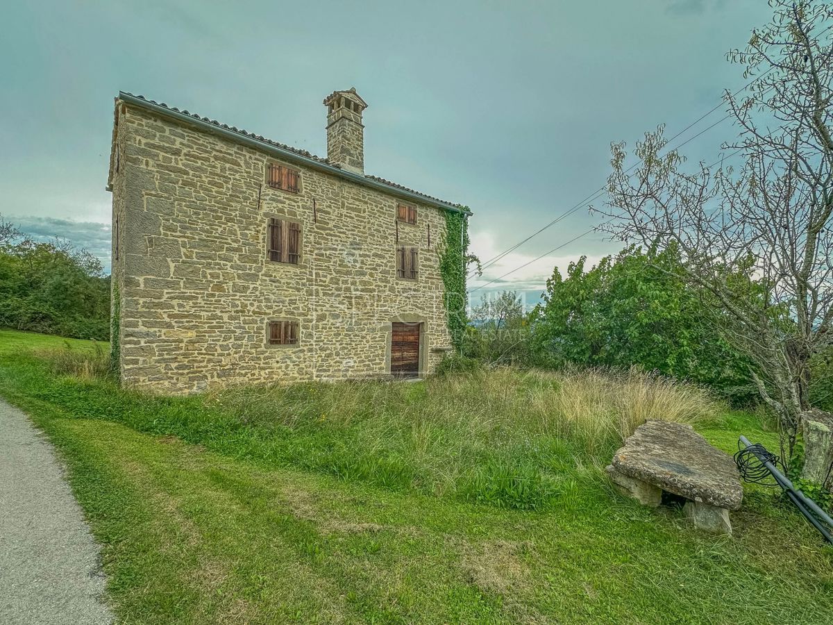 Okolica Buja, samostojna kamnita hiša s panoramskim razgledom