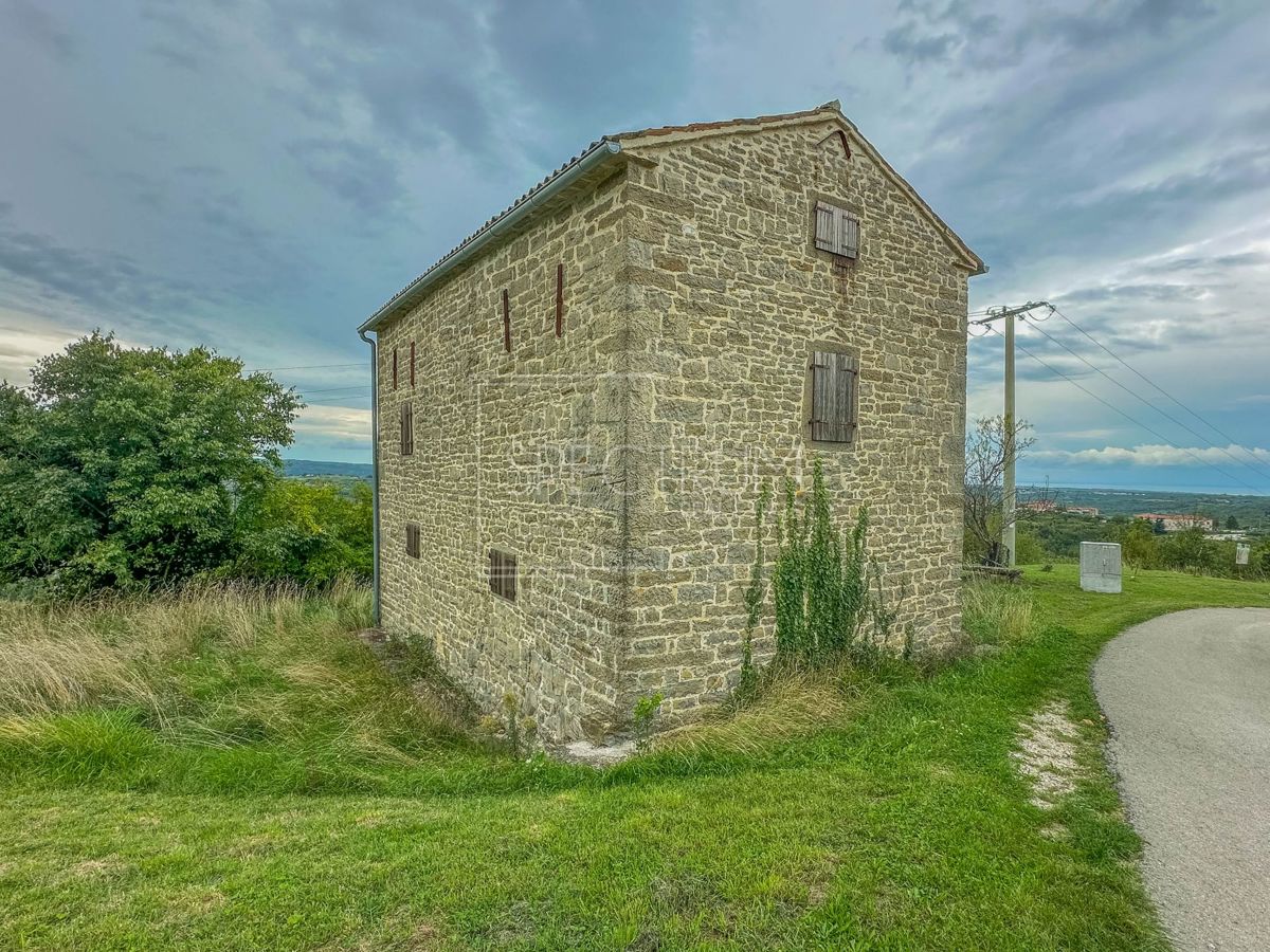 Okolica Buja, samostojna kamnita hiša s panoramskim razgledom