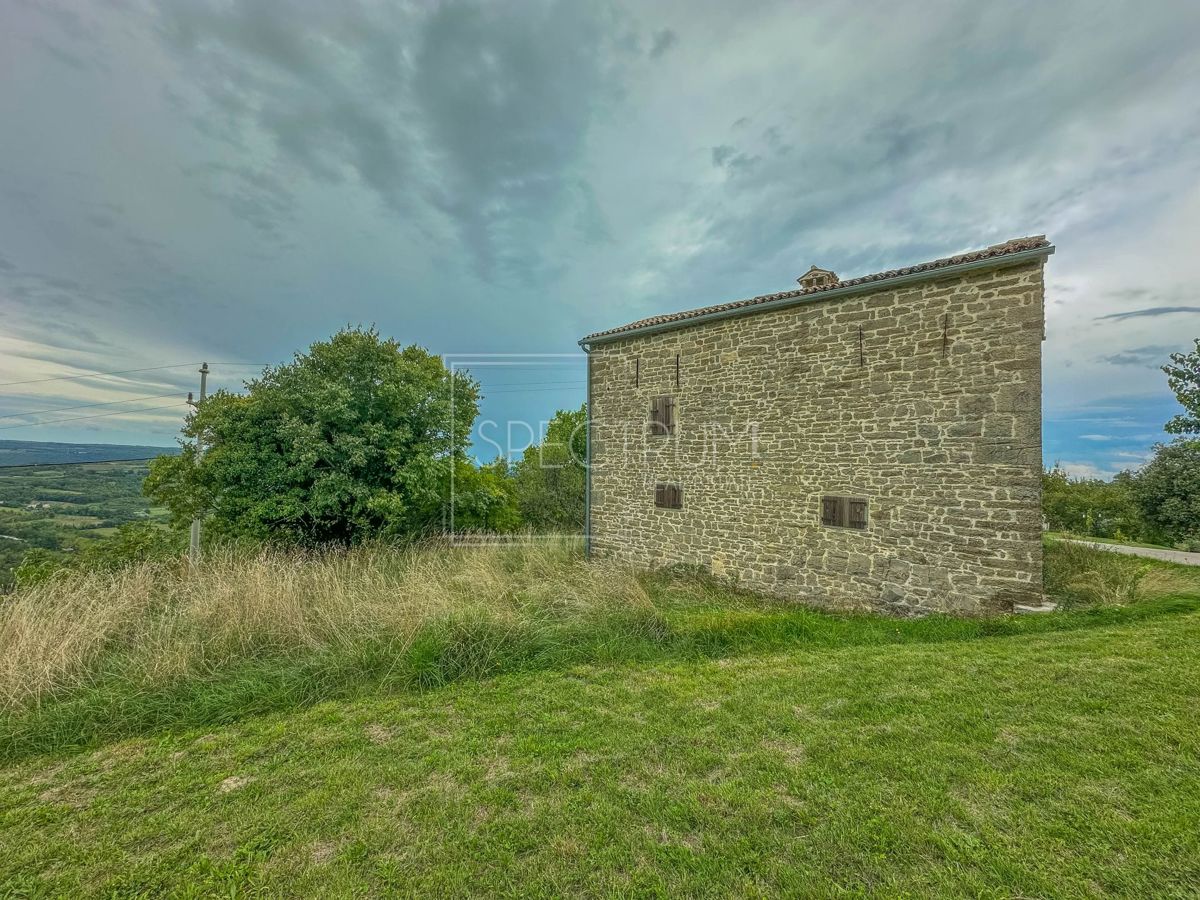 Okolica Buja, samostojna kamnita hiša s panoramskim razgledom