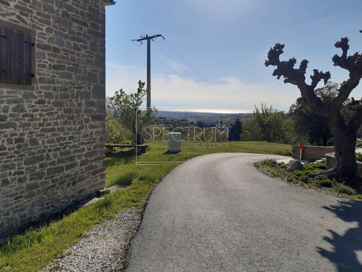 Okolica Buja, samostojna kamnita hiša s panoramskim razgledom