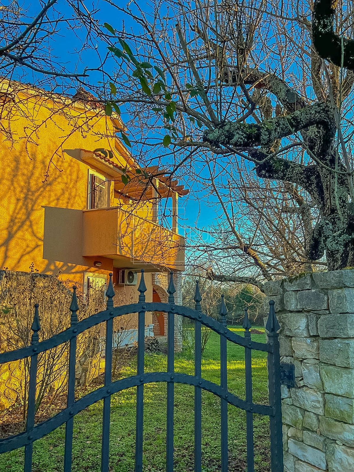 Območje Brtonigle, samostojna hiša na mirni lokaciji