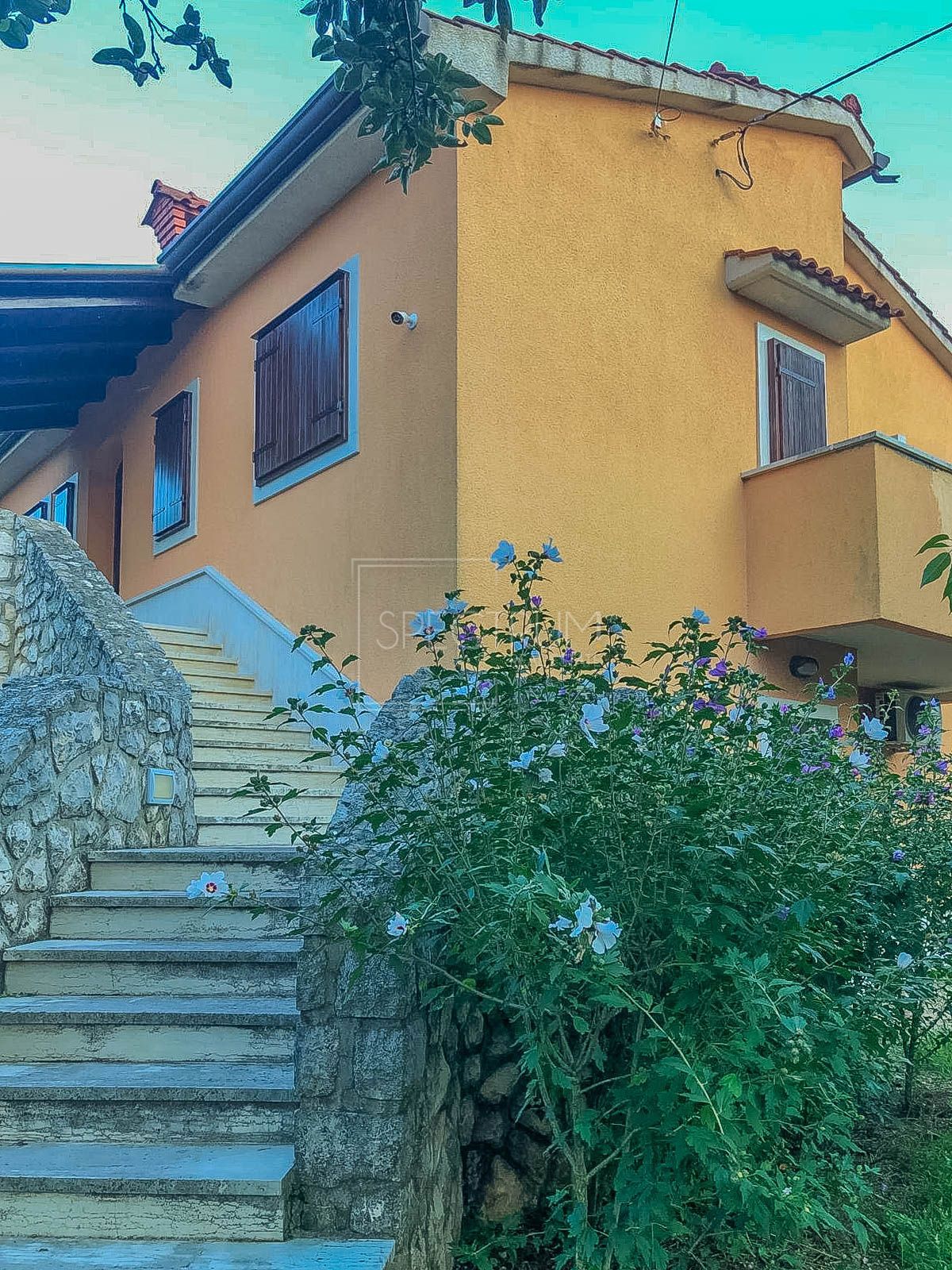 Območje Brtonigle, samostojna hiša na mirni lokaciji