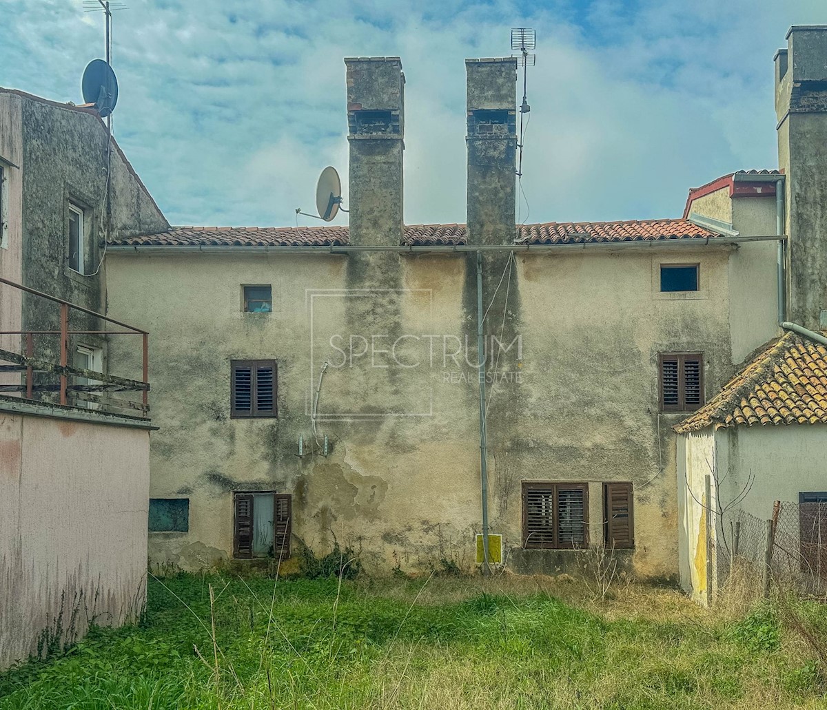 Okolica Novigrada, hiša z vrtom za adaptacijo