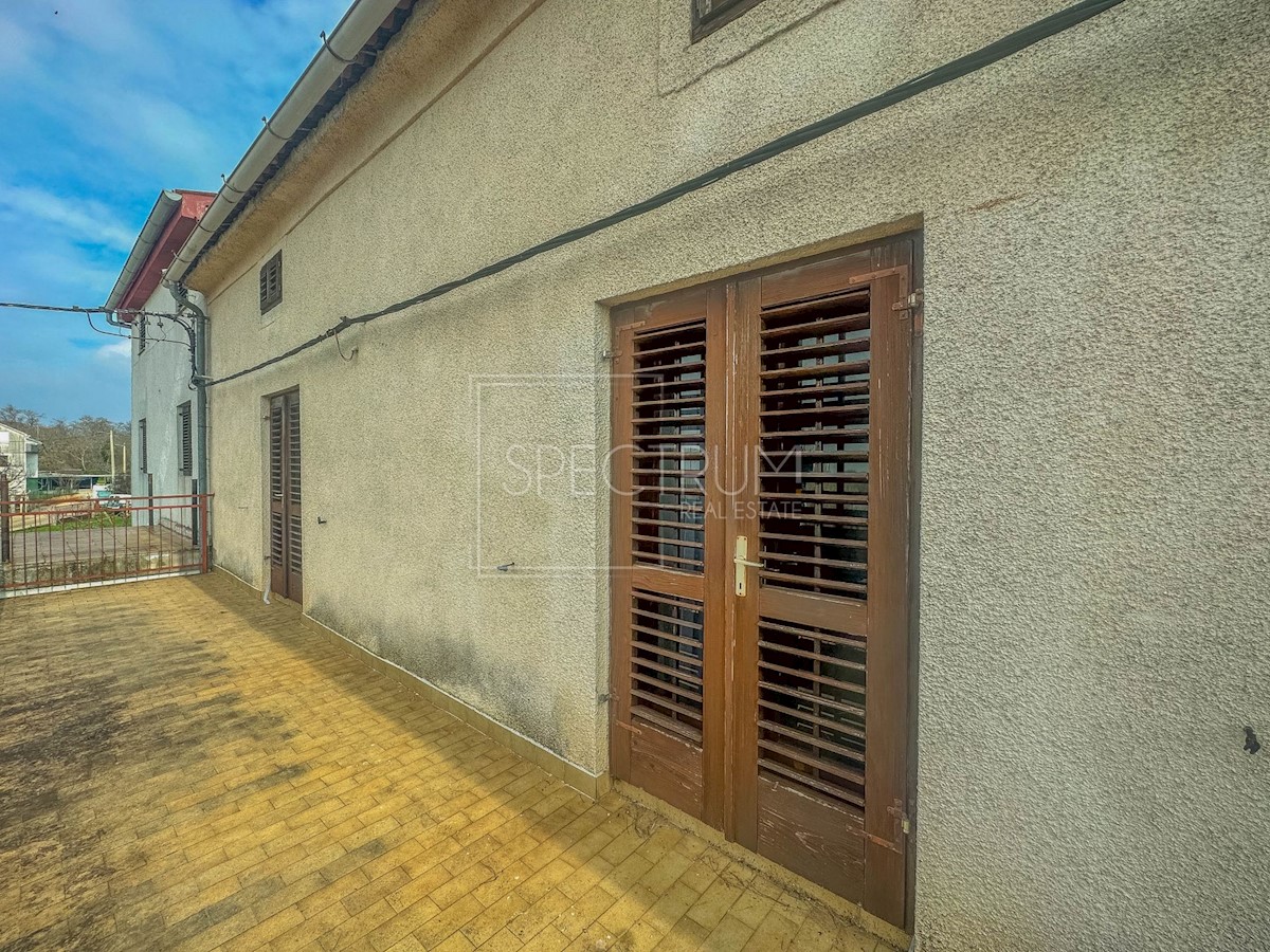 Okolica Novigrada, hiša z vrtom za adaptacijo