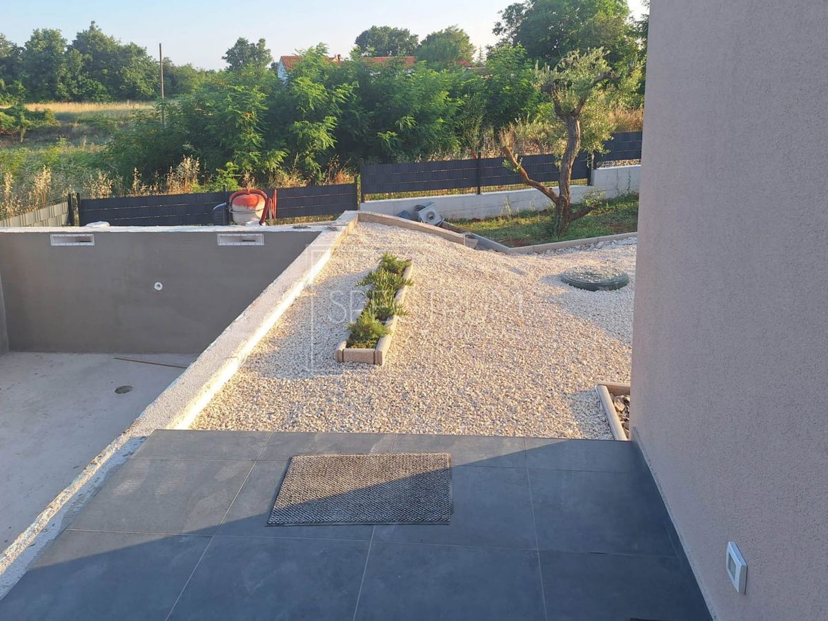 Okolica Svetvinčenta, moderna enonadstropna hiša z bazenom