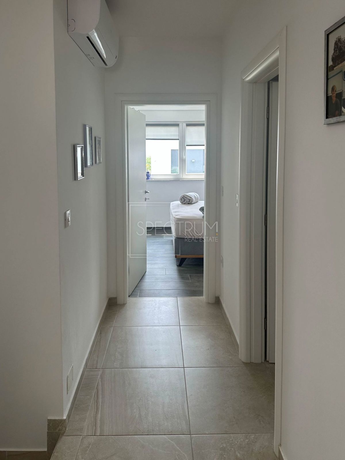 Novigrad, moderna vrstna hiša s pogledom na morje