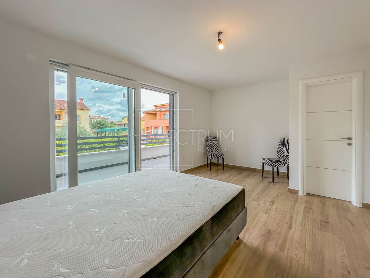 Novigrad, polsamostojna hiša z bazenom