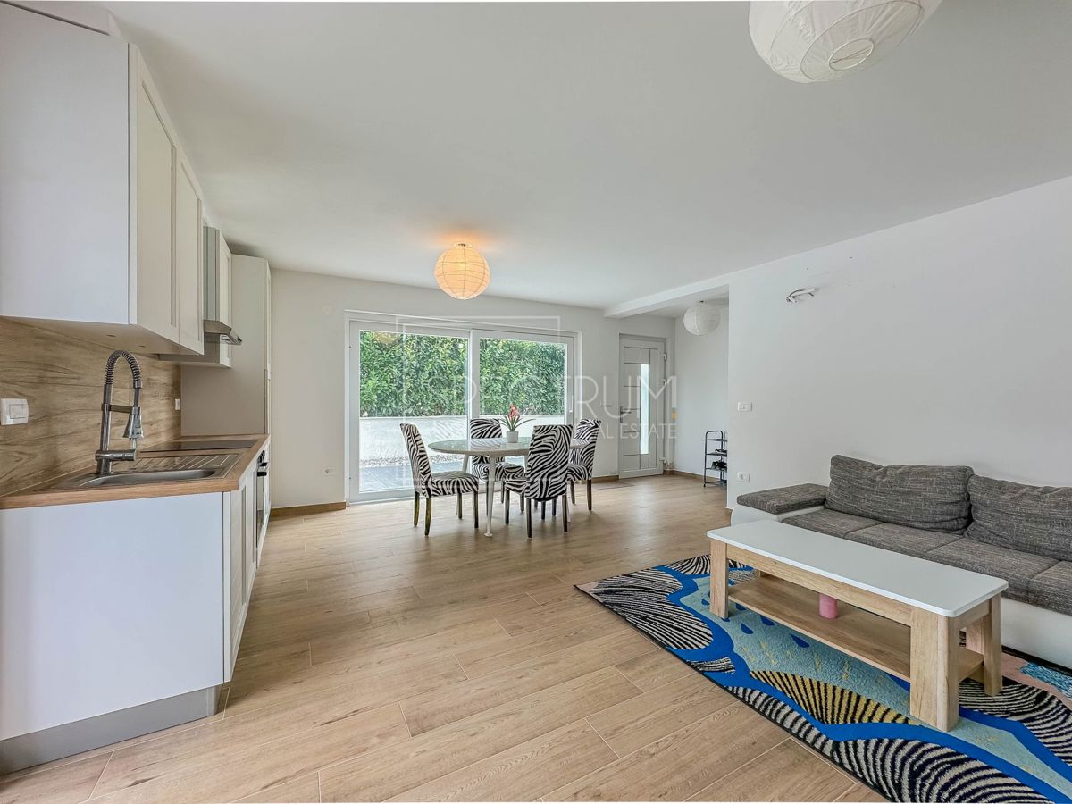 Novigrad, polsamostojna hiša z bazenom