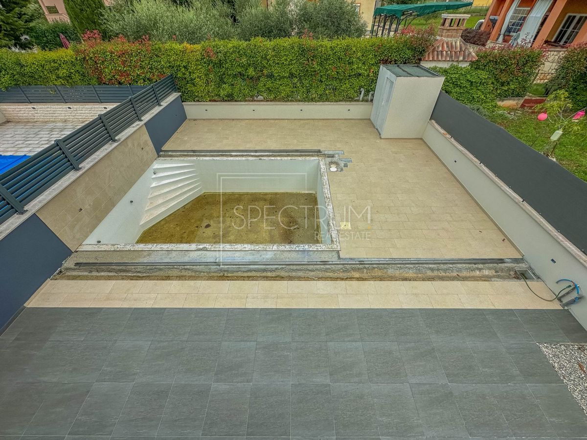 Novigrad, polsamostojna hiša z bazenom