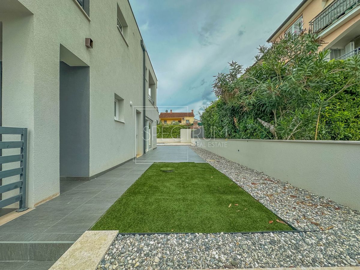 Novigrad, polsamostojna hiša z bazenom