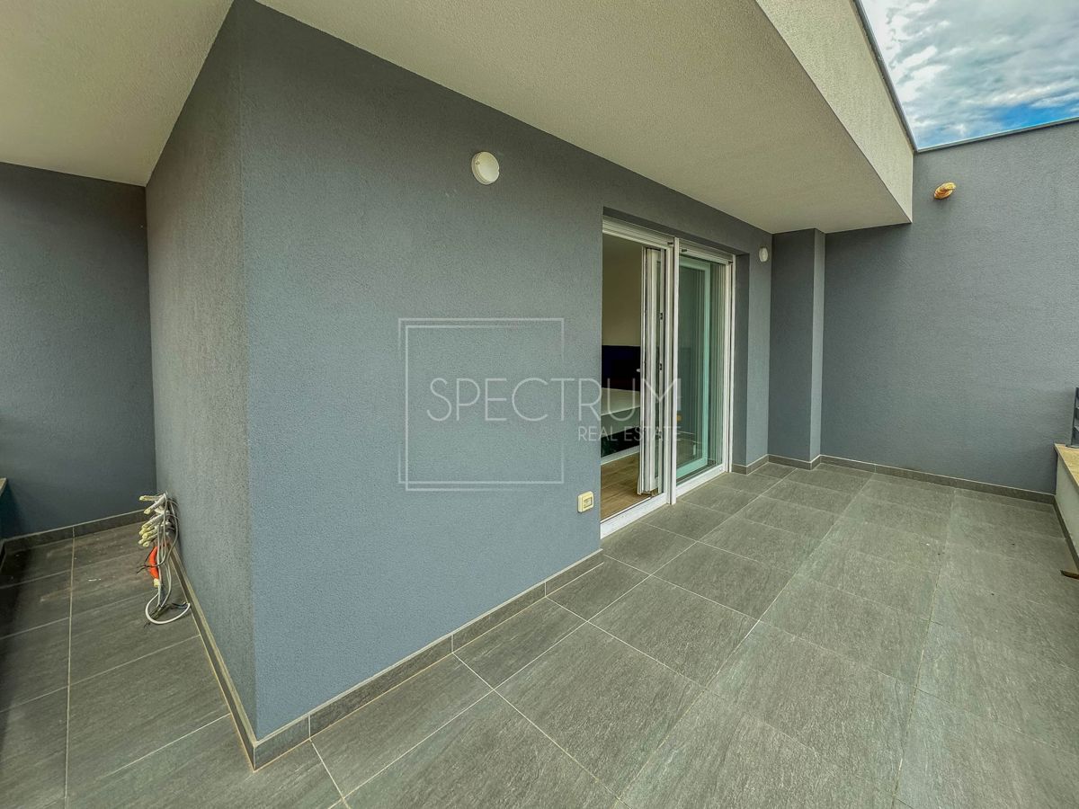 Novigrad, polsamostojna hiša z bazenom